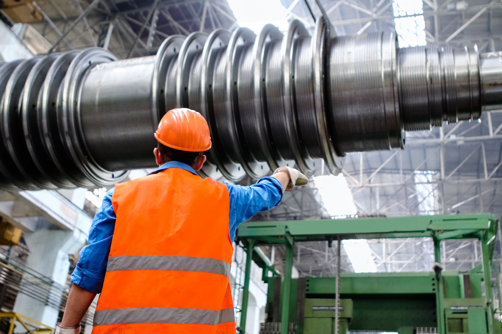 Técnico realizando inspeção industrial em campo